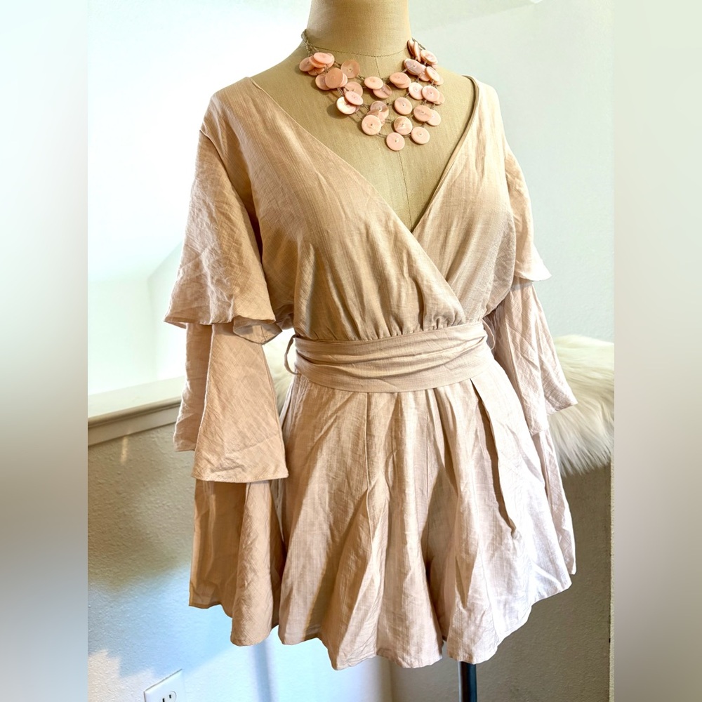 EUC 2 Princess Polly Lightweight Romper with Pockets